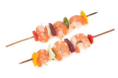 Beyaz arka planda pişirmeden önce ev yapımı şişler.