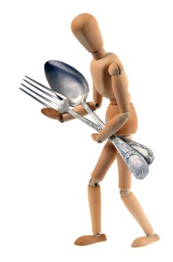 Tahta eklemli manken beyaz arka planda çatal ve kaşık taşıyor. 