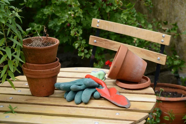 Bloempotten Tuiniershandschoenen Een Tafel — Stockfoto