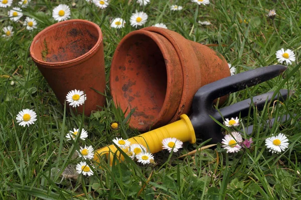 Blumentöpfe Mit Gartenwerkzeug Nahaufnahme Auf Dem Gras Mit Gänseblümchen — Stockfoto