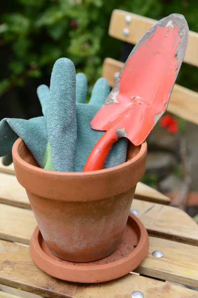 Vasi Fiori Con Dibble Guanti Giardino Vicino — Foto Stock