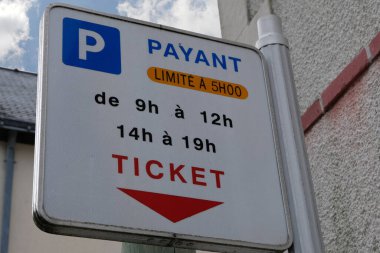 Ödenmiş park cezalarını gösteren Fransızca işaret.