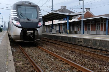 Brittany 'deki Vannes İstasyonunda Tren 