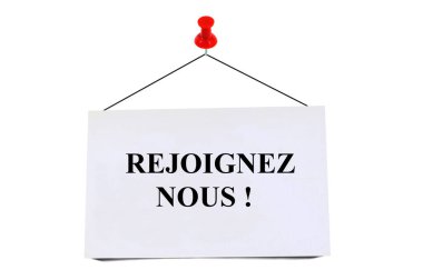 Beyaz arkaplanda bize Fransızca yazılmış bir kart var. 