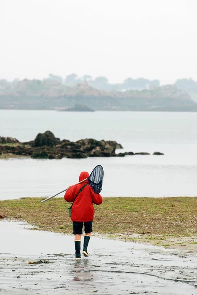 Pescador Caminando Una Playa Con Marea Baja Bretaña — Foto de Stock