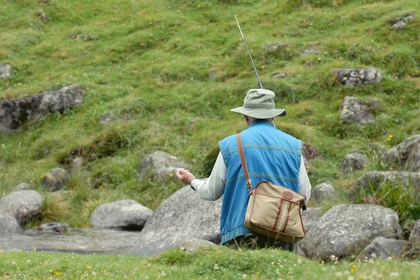 Fiskare Som Sitter Vid Flod — Stockfoto