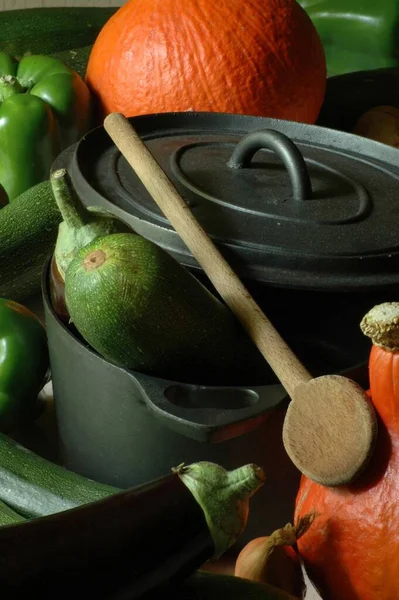 Verduras Mezcladas Con Una Cazuela Hierro Fundido Una Cuchara Madera — Foto de Stock