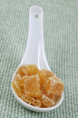 Bir kaşık şekerli zencefil. Yaklaş.