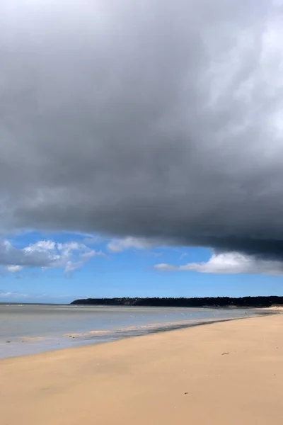Пляж Драгі Ронтон Біля Притоку Під Хмарним Небом — стокове фото