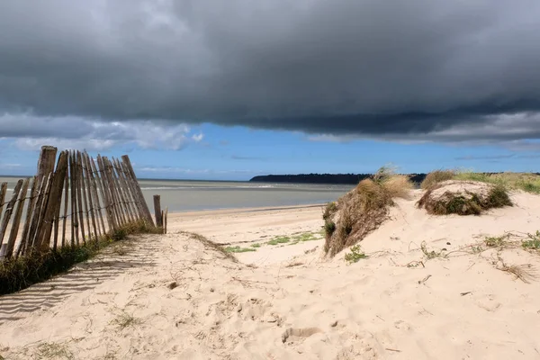 Dragey Ronthon Strand Bij Laag Water Onder Een Bewolkte Hemel — Stockfoto