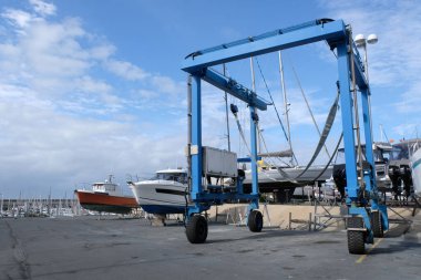 Normandiya 'daki Granville limanında Gantry vinci
