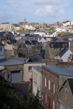 Notre-Dame Kilisesi ile Granville 'in genel manzarası