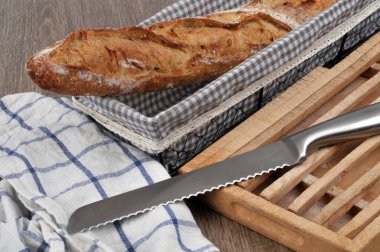 Mısır gevreği ve ekmek bıçağıyla ekmek ekmeği.