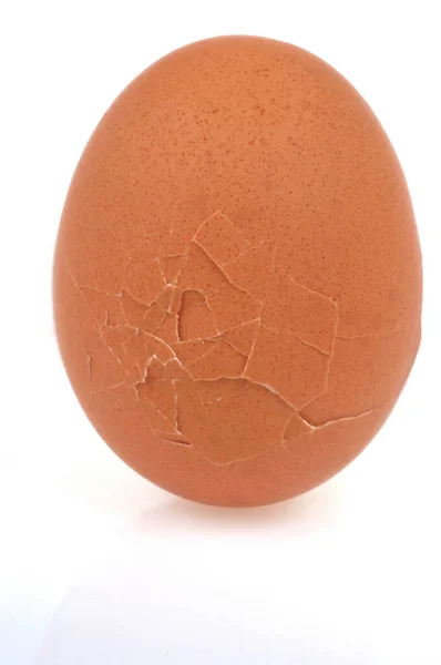 Βραστό Αυγό Σπασμένο Κέλυφος Από Κοντά Λευκό Φόντο — Φωτογραφία Αρχείου