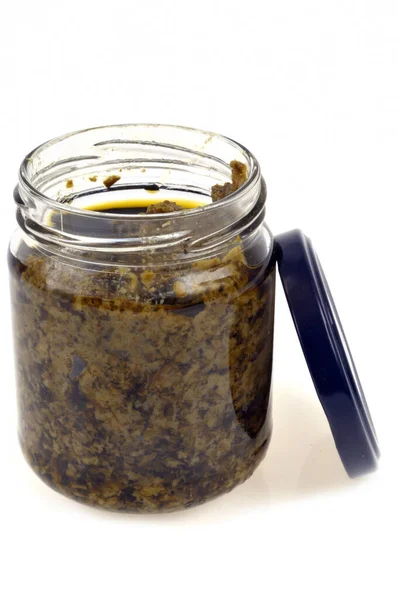 Glas Pesto Sauce Aus Nächster Nähe Auf Weißem Hintergrund Geöffnet — Stockfoto