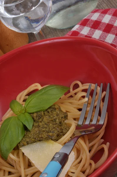Spaghetti Mit Pesto Und Einem Stück Parmesan Einem Teller Großaufnahme — Stockfoto