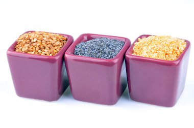 Baharatların ramekin beyaz arkaplanda yakın plan 