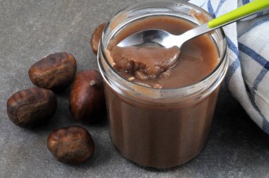 Bir kavanoz ev yapımı kestane kremi. 