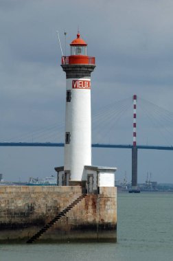 Batı deniz feneri ve Loire-Atlantik 'teki Saint-Nazaire köprüsü.