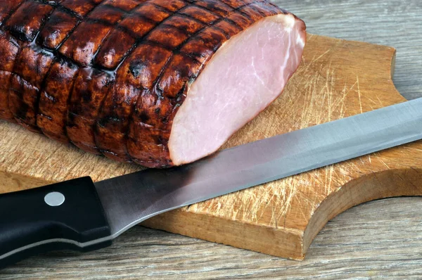 Eingelegter Schweinebraten Auf Einem Holzschneidebrett Mit Einem Messer — Stockfoto