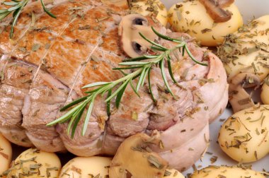 Patates ve biberiyeli dana eti yakın plan.