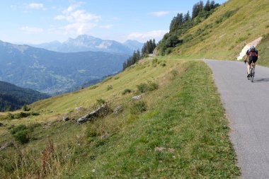 Haute-Savoie 'deki Col de Joux-Plane' den inen bisikletçi.