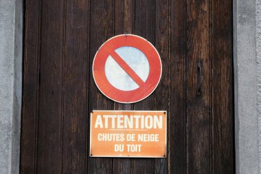 Çatıdan kar yağma riskini gösteren bir tabela. 