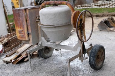 İnşaat alanında beton karıştırıcı 