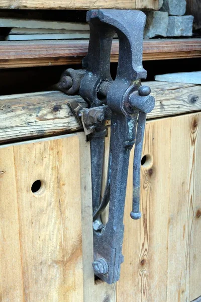 Alter Stahlschraubstock Auf Einem Holzschrank Befestigt — Stockfoto