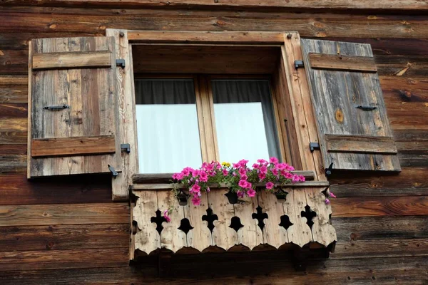 开着木制百叶窗和鲜花的窗户 — 图库照片