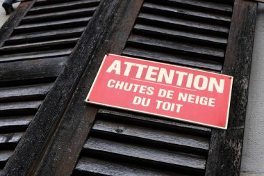 Panjurdan sarkan kar yağışına işaret ediyor. 