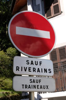 Fransız istikametinde yol işaretleri yasaktır, sakinler ve kızaklar hariç.