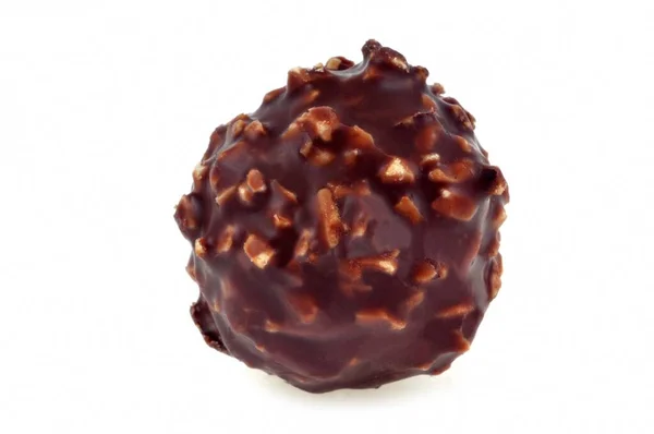 Bissen Schokolade Mit Gehackten Haselnüssen Nahaufnahme Auf Weißem Hintergrund — Stockfoto
