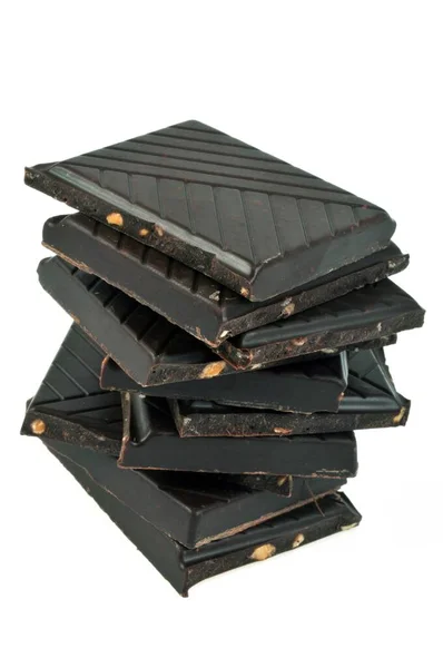 黑巧克力方块与切碎的榛子在白色背景的特写 — 图库照片