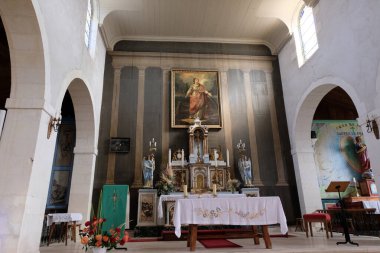 Saint-Catherine de Loix Kilisesi 'nin sunağı. 