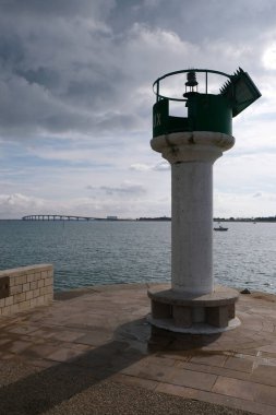 Re adasındaki Rivedoux-Plage limanının deniz feneri. 