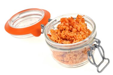 Beyaz arkaplanda bir kavanoz tabbouleh yakın plan