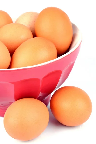 Beyaz Arka Planda Bir Kase Taze Yumurta — Stok fotoğraf
