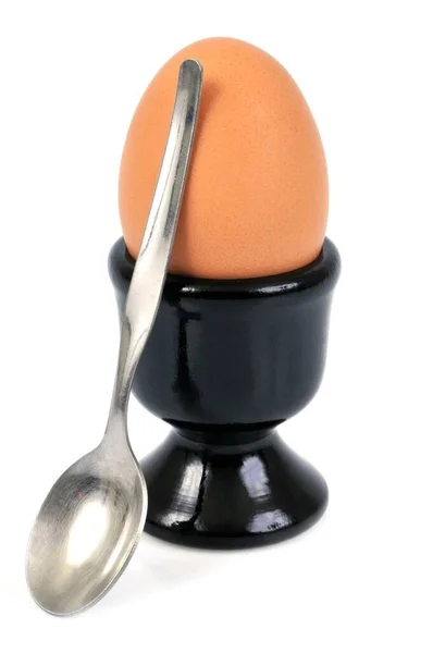 Αυγό Ένα Κύπελλο Αυγών Ένα Κουτάλι Γκρο Πλαν Λευκό Φόντο — Φωτογραφία Αρχείου