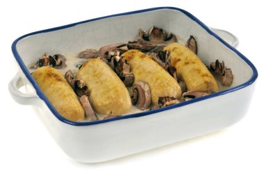 Beyaz arka planda mantarlı hamur köftesi tabağı. 