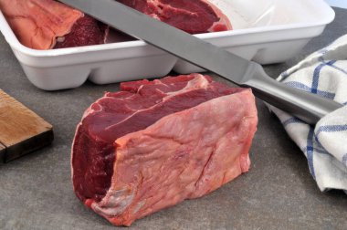 Yakın plan bıçaklı çiğ et parçası. 