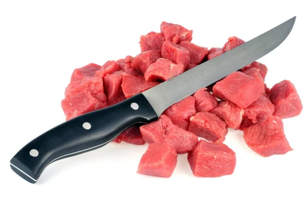 Trozos Crudos Carne Res Con Cuchillo Cerca Sobre Fondo Blanco — Foto de Stock