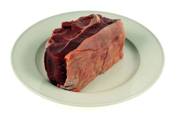 Кусок Говяжьего Мяса Тарелке Крупным Планом Белом Фоне — стоковое фото