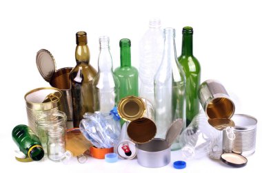 Beyaz arkaplanda çeşitli ambalaj ve geri dönüşümlü materyaller