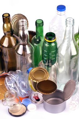 Beyaz arkaplanda çeşitli ambalaj ve geri dönüşümlü materyaller