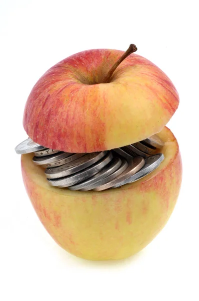 苹果的背景是白色的 里面塞满了硬币 — 图库照片