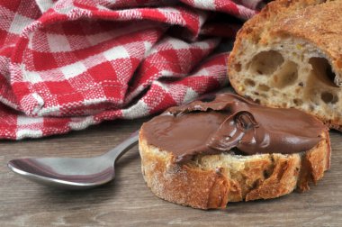 Çikolata bir dilim ekmeğe sürülür.