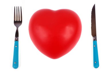 Beyaz arka planda çatal ve bıçakla çevrili bir kalbi olan gıda hijyeni kavramı. 