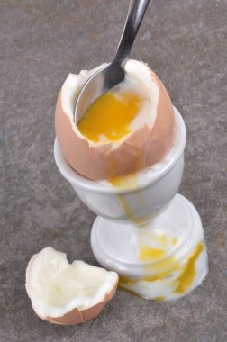 Yumurta kabında bir kaşıkla rafadan yumurta.