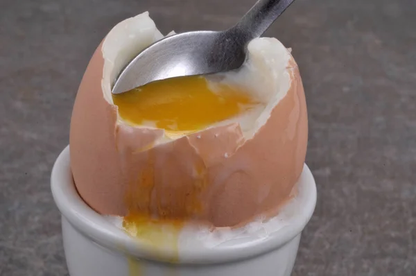 Yumurta Kabında Bir Kaşıkla Rafadan Yumurta — Stok fotoğraf
